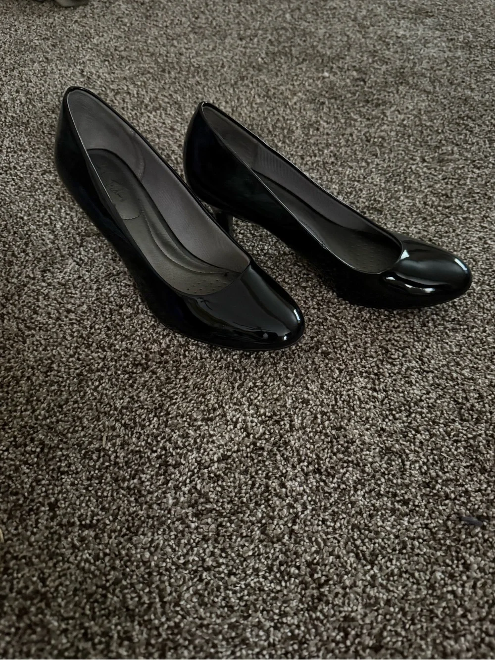 Life Stride Black Patent Women's Mid Heel Pump